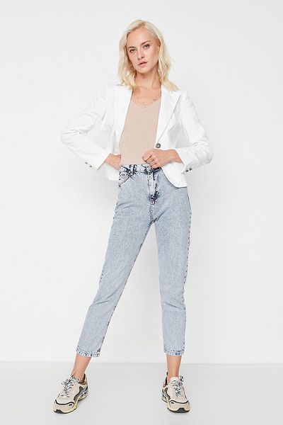 Trendyol Collection Hellblaue Mom-Jeans mit hoher Taille und Wascheffekt TWOSS21JE0028