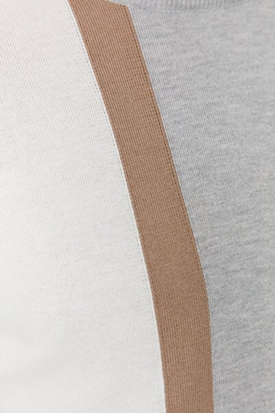 Trendyol Collection Grauer Slim-Fit-Strickpullover aus Baumwolle mit Rundhalsausschnitt und Farbblock TMNAW21KZ0566