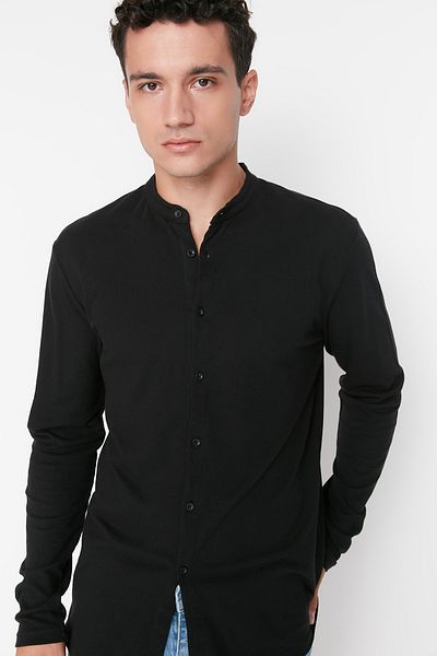 Trendyol Collection Schwarzes Slim Fit Piqué-Strick-Langarmhemd mit vorspringendem Kragen TMNSS20GO0293