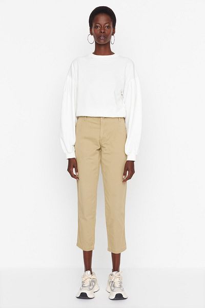 Trendyol Collection Khakifarbene Mom-Jeans mit niedriger Taille TWOAW23JE00396