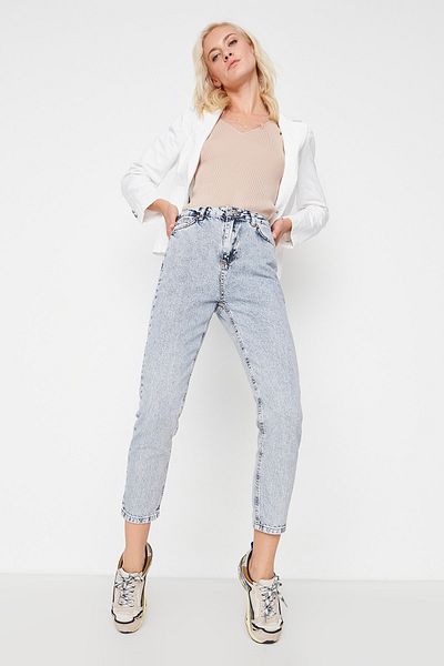 Trendyol Collection Hellblaue Mom-Jeans mit hoher Taille und Wascheffekt TWOSS21JE0028