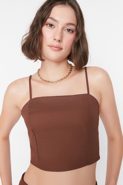 Trendyol Collection Barna szövött pántos blúz TWOAW23BZ00350