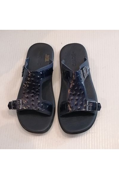 Butik Tülin شبشب من الجلد الطبيعي بطبعة طائر الجمل باللون الكحلي بإبزيم مزدوج ونعل مطاطي مرن للجنسين