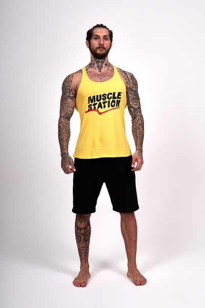 Muscle Station تانك العضلات - قميص داخلي للياقة البدنية باللون الأصفر
