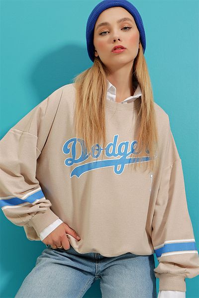 Trend Alaçatı Stili Beiges Damen-Sweatshirt mit Rundhalsausschnitt und Dodgers-Aufdruck und Schleifenärmeln ALC-X8960