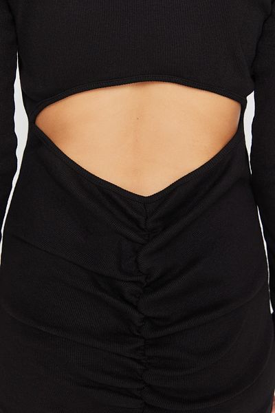 Trendyol Collection Schwarzes, rückenfreies, figurbetontes, geripptes, flexibles Mini-Strickkleid mit Rundhalsausschnitt TWOAW23EL00719