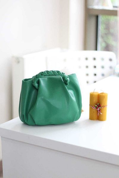 Moom Bag Γυναικεία τσάντα ώμου με πράσινη πλεκτή λαβή από μαλακό δέρμα