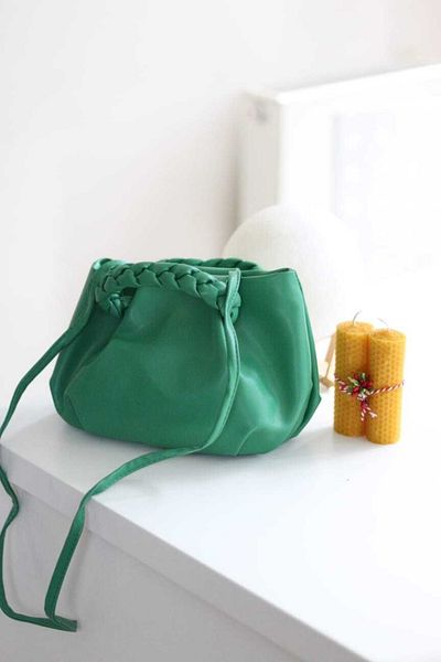 Moom Bag Γυναικεία τσάντα ώμου με πράσινη πλεκτή λαβή από μαλακό δέρμα