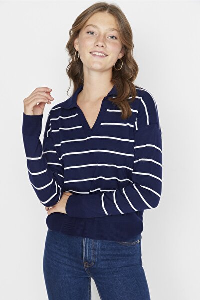 Trendyol Collection Polo nyakú sötétkék csíkos kötöttáru pulóver - TWOAW22KZ0735