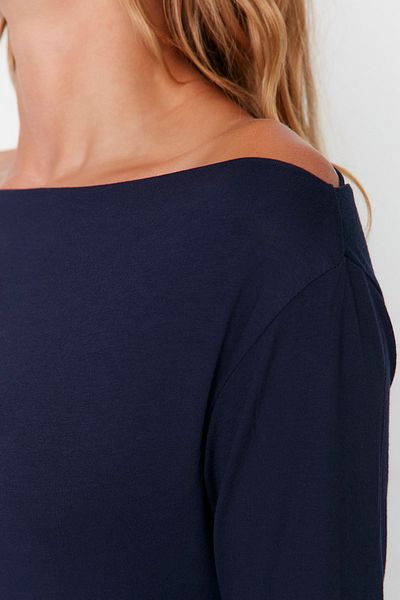 Trendyol Collection Sötétkék testhezálló hosszú ujjú csónak nyakú viszkóz rugalmas kötött blúz TWOAW21BZ0106