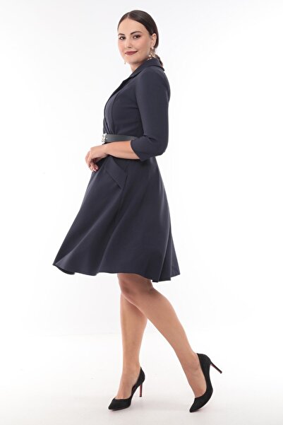 MODAPO Γυναικείο φόρεμα με διπλό γιακά με τσέπη και λεπτομέρεια πέτο σε μεγάλο μέγεθος