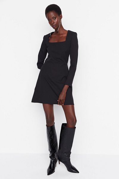 Trendyol Collection Czarna mini sukienka z kwadratowym kołnierzykiem TWOAW23EL00894