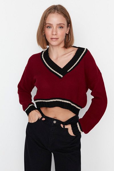 Trendyol Collection Burgunderroter Crop-Strickpullover mit College-Motiv – TWOAW22KZ1492