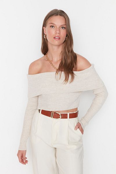 Trendyol Collection Superkurzer Strickpullover mit Carmen-Kragen - Stein TWOAW22KZ1897