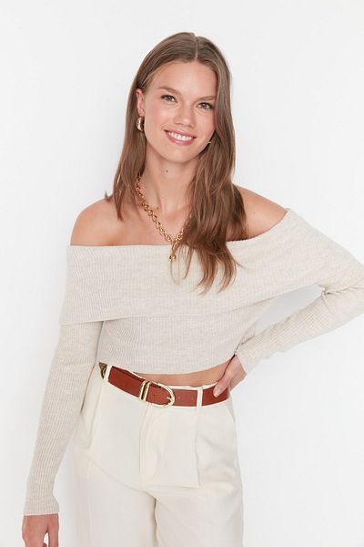 Trendyol Collection Superkurzer Strickpullover mit Carmen-Kragen - Stein TWOAW22KZ1897