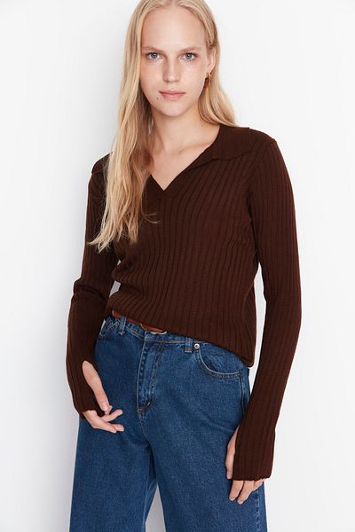 Trendyol Collection Brauner Strickpullover mit Rollärmeln und Polo-Ausschnitt TWOAW21KZ1113