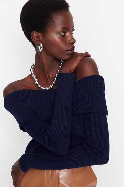 Trendyol Collection Marineblauer Strickpullover mit Carmen-Kragen - Super Crop TWOAW22KZ1897