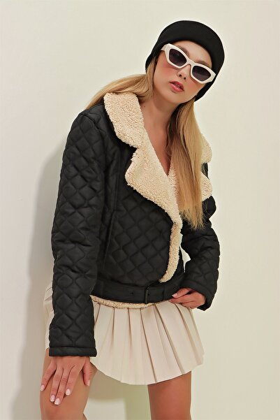 Trend Alaçatı Stili Dámský černý dvouřadý límec vnitřní kožešinový pásek prošívaný kabát ALC-X9108