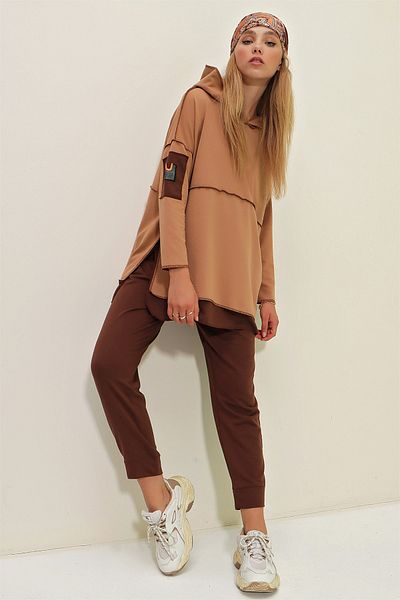 Trend Alaçatı Stili Damen-Doppelset aus mehrlagigem Kapuzenpullover und Jogginghose in Camel ALC-X7144