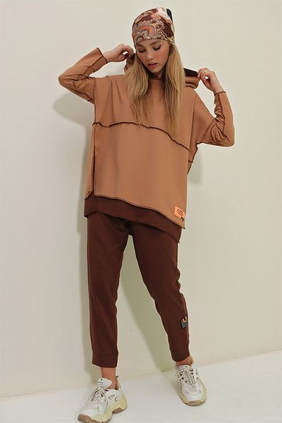 Trend Alaçatı Stili Damen-Doppelset aus mehrlagigem Kapuzenpullover und Jogginghose in Camel ALC-X7144