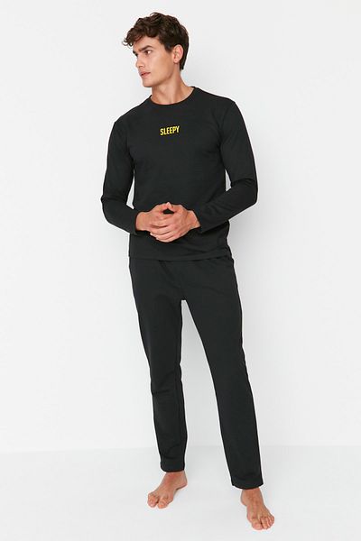 Trendyol Collection Μαύρο σύνθημα με στάμπα κανονικής εφαρμογής σετ πλεκτών πιτζάμες με 2 κλωστές TMNAW23PT00007