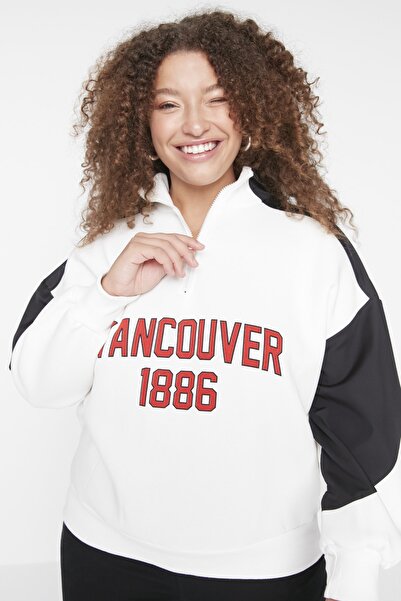 Trendyol Curve Ecru potištěná silná šardonová pletená mikina velké velikosti TBBAW23AO00076