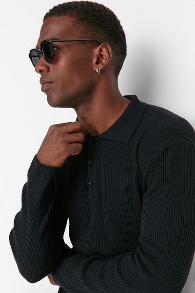 Trendyol Collection Slim-Fit-Strickpullover mit Polokragen – Schwarz, Knopfleiste, Baumwolle TMNAW21KZ0567