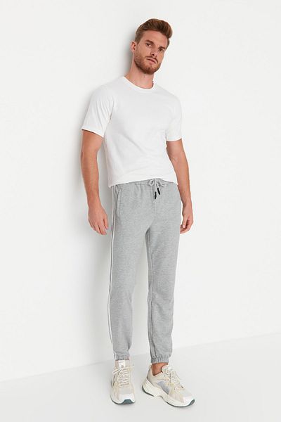Trendyol Collection Graue Jogginghose mit Gummibeinen und Streifen – regulärer Schnitt TMNSS20EA0050