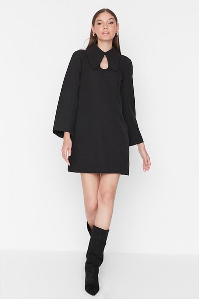 Trendyol Collection Чорна ткана сукня з деталізованим коміром TWOAW23EL01135