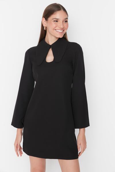 Trendyol Collection Detailní tkané šaty s černým límečkem TWOAW23EL01135