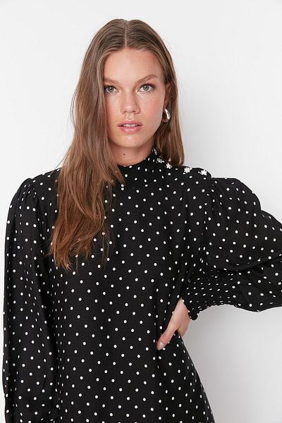 Trendyol Modest Rochie neagră cu buline cu buline cu detaliu cu nasturi din viscoză TCTAW23EB00155