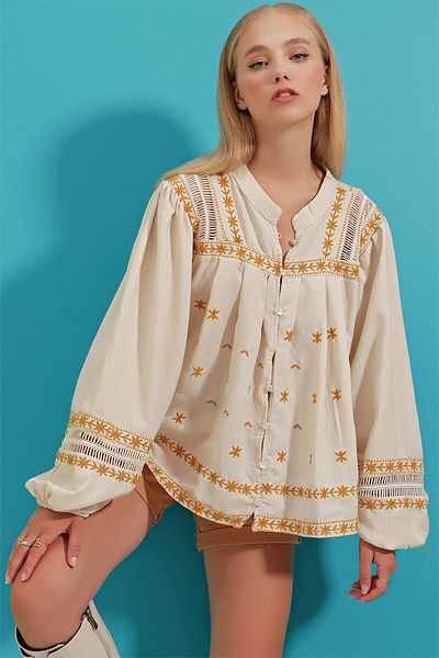 Trend Alaçatı Stili Dámská ecru převládající límec s květinovou výšivkou plátěná košile ALC-X9194