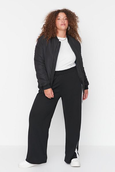 Trendyol Curve Schwarze gestrickte Hose mit weitem Bein und elastischem Bund und Streifendetails TBBAW23AR00018