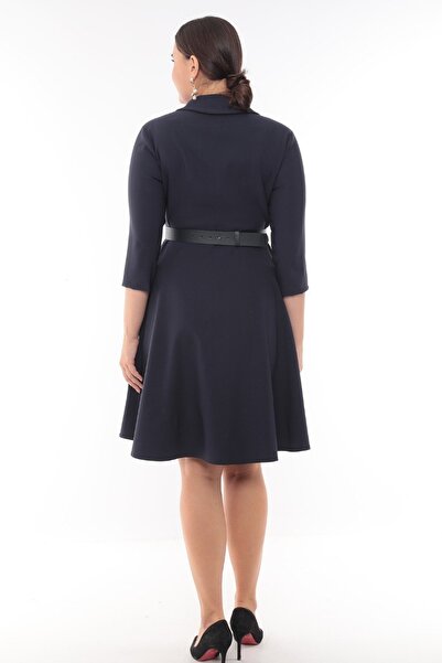 MODAPO Γυναικείο φόρεμα με διπλό γιακά με τσέπη και λεπτομέρεια πέτο σε μεγάλο μέγεθος