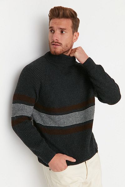 Trendyol Collection Anthrazitfarbener Rollkragenpullover mit Streifen und detailliertem Strickmuster TMNAW23KZ00192