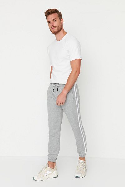 Trendyol Collection Graue Jogginghose mit Gummibeinen und Streifen – regulärer Schnitt TMNSS20EA0050