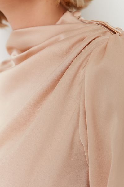 Trendyol Collection Beigefarbene Bluse aus gewebtem Satin mit Schulterdetails TWOAW23BZ00412