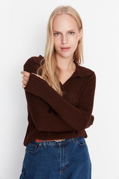 Trendyol Collection Brauner Strickpullover mit Rollärmeln und Polo-Ausschnitt TWOAW21KZ1113