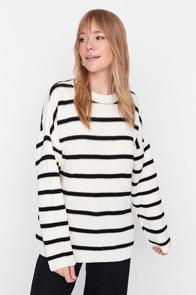 Trendyol Collection Gestreifter Ecru-Strickpullover für Paare – Wide Fit TWOAW23KZ00720
