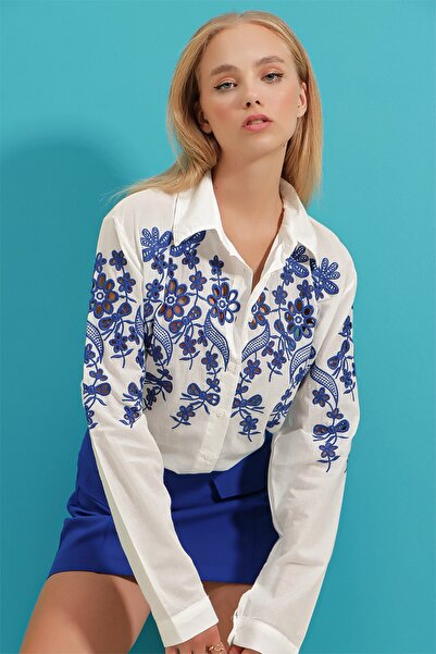 Trend Alaçatı Stili Biała damska tkana koszula z haftowanym przodem i ramionami ALC-X9193