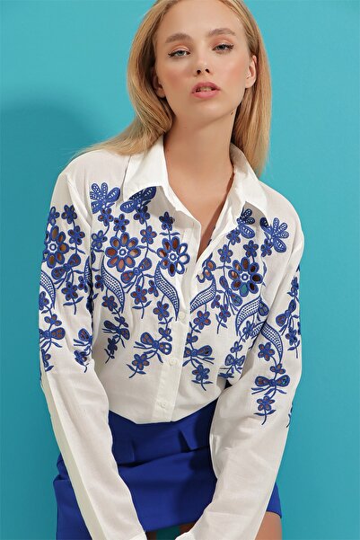 Trend Alaçatı Stili Biała damska tkana koszula z haftowanym przodem i ramionami ALC-X9193