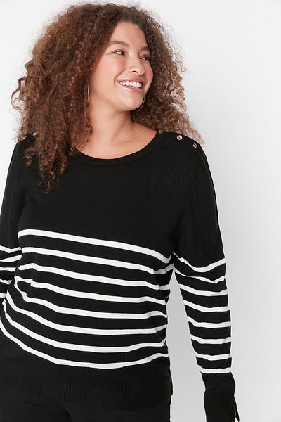 Trendyol Curve Schwarz gestreifter Strickpullover mit Rundhalsausschnitt TBBAW23AN00119