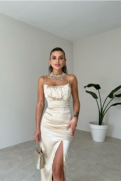 bayansepeti Saten Kumaş Göğüs Drapeli Ve Yırtmaç Detaylı Askılı Midi Krem Elbise 058