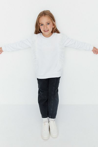TRENDYOLKIDS Weißes Strick-Sweatshirt mit Tülldetail für Mädchen TKDAW23SW00216