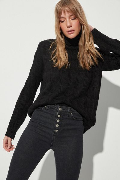 Trendyol Collection Czarny wełniany sweter z golfem TWOAW23KZ01400