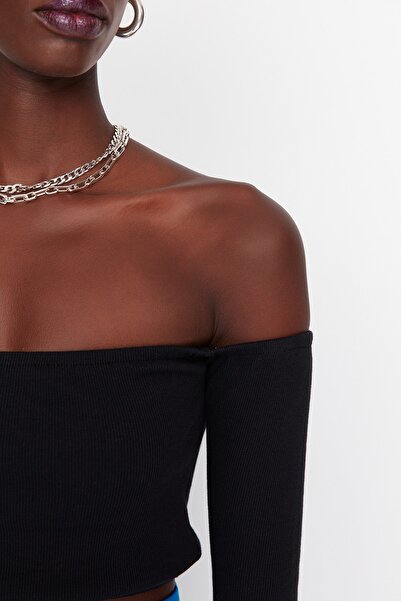 Trendyol Collection Černá vypasovaná super úpletová halenka s límcem Carmen, žebrovaná pružná pletená halenka TWOAW23BZ00482