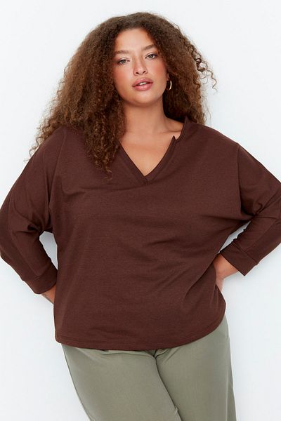 Trendyol Curve Braunes, gestricktes, dünnes Sweatshirt mit Patch und V-Ausschnitt
