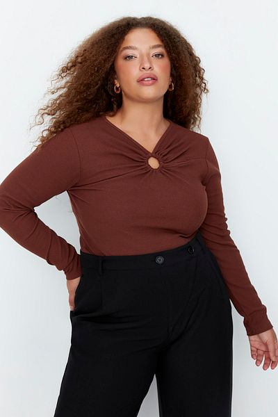 Trendyol Curve Braune Strickbluse mit Ringdetail TBBAW23AF00047