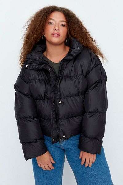 Trendyol Curve Schwarze, kurze Pufferjacke mit Stehkragen TBBAW23AW00003