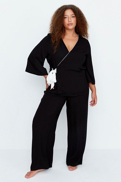 Trendyol Curve Schwarzes, zweireihiges, gewebtes Pyjama-Set zum Binden mit Kragen TBBAW23AI00032